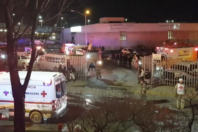 Esta imagen extraída de un video muestra ambulancias y equipos de emergencias ante un centro migratorio en Ciudad Juárez, México, el martes 28 de marzo de 2023. AP